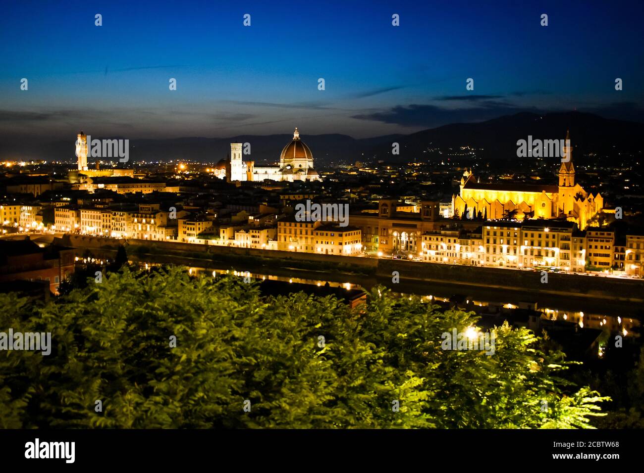 Ein Blick auf die Landschaft von Florenz bei Nacht Stockfoto