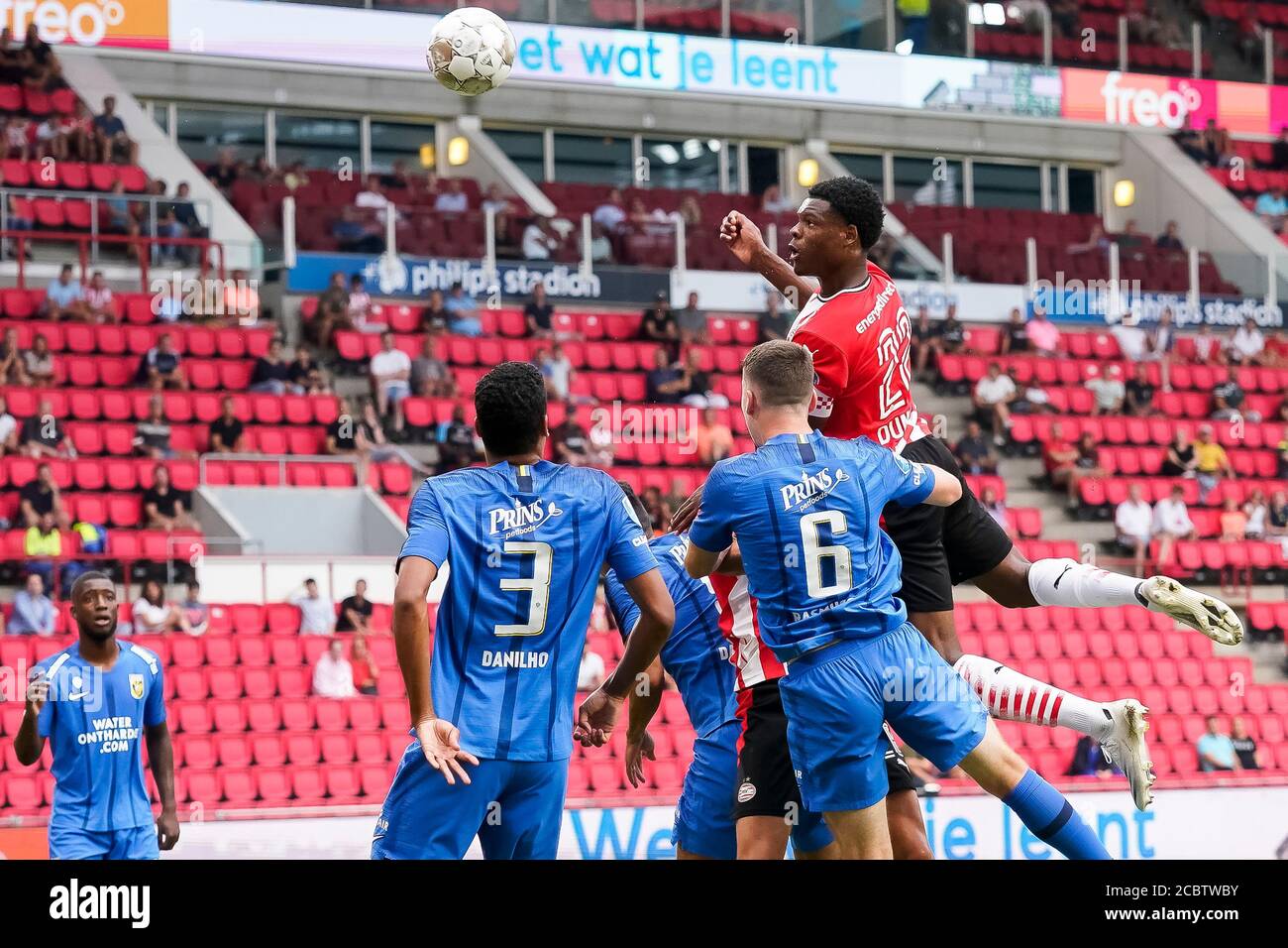EINDHOVEN, PSV - Vitesse, 15-08-2020, Fußball, Freundschaftsspiel, Niederländische Eredivisie, Saison 2020-2021, Philips Stadium, Kopfzeile des PSV-Spielers Denzel Dumfries (R) Stockfoto