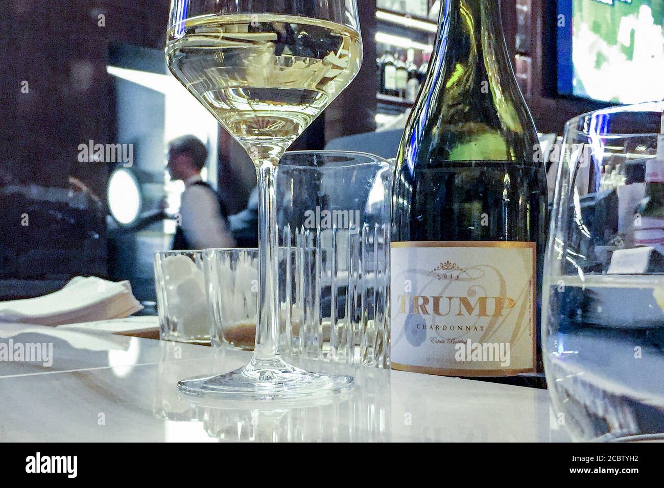 Trump Chardonnay in der Bar im Trump International Hotel in Washington. Das Old Post Office and Clock Tower in Washington DC wurde 2013 in das Trump International Hotel umgewandelt, nachdem DJT Holdings LLC eine 60-jährige Pachtvereinbarung für das Anwesen erhalten hatte. Der Besitz und die Nutzung des Hotels bleiben umstritten, da die Trump-Familie das Hotel immer noch führt, während Donald J. Trump im Amt ist. Kritiker deuten auf Pay-to-Play. Stockfoto