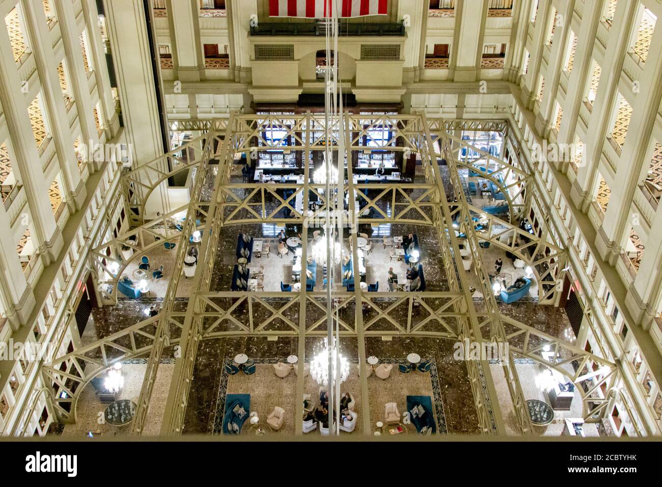 Das Old Post Office and Clock Tower in Washington DC wurde 2013 in das Trump International Hotel umgewandelt, nachdem DJT Holdings LLC eine 60-jährige Pachtvereinbarung für das Anwesen erhalten hatte. Der Besitz und die Nutzung des Hotels bleiben umstritten, da die Trump-Familie das Hotel immer noch führt, während Donald J. Trump im Amt ist. Kritiker deuten auf Pay-to-Play. Stockfoto