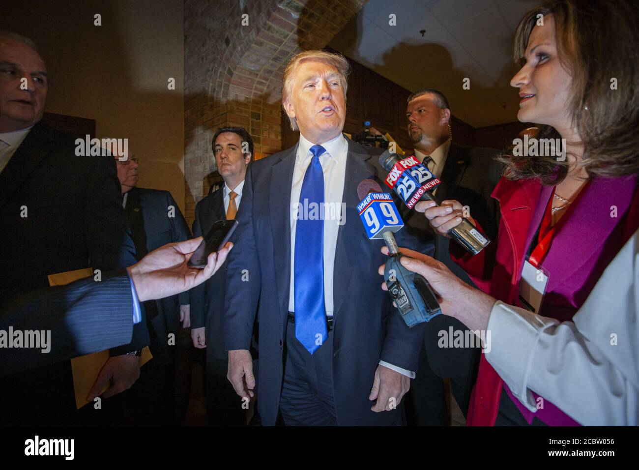 Trump-Anwalt und Fixierer Michael Cohen war für den zukünftigen Präsidenten immer zur Hand. Hier ist er hinter Trumps rechter Schulter zu sehen, als Real Estater und TV-Entertainer Donald J. Trump mit der Idee, bei den Wahlen 2012 für den Präsidenten zu kandidieren, flirtete. Das Bild stammt aus der Zeit, als er einen Besuch bei der Handelskammer Nashua in New Hampshire machte. Stockfoto
