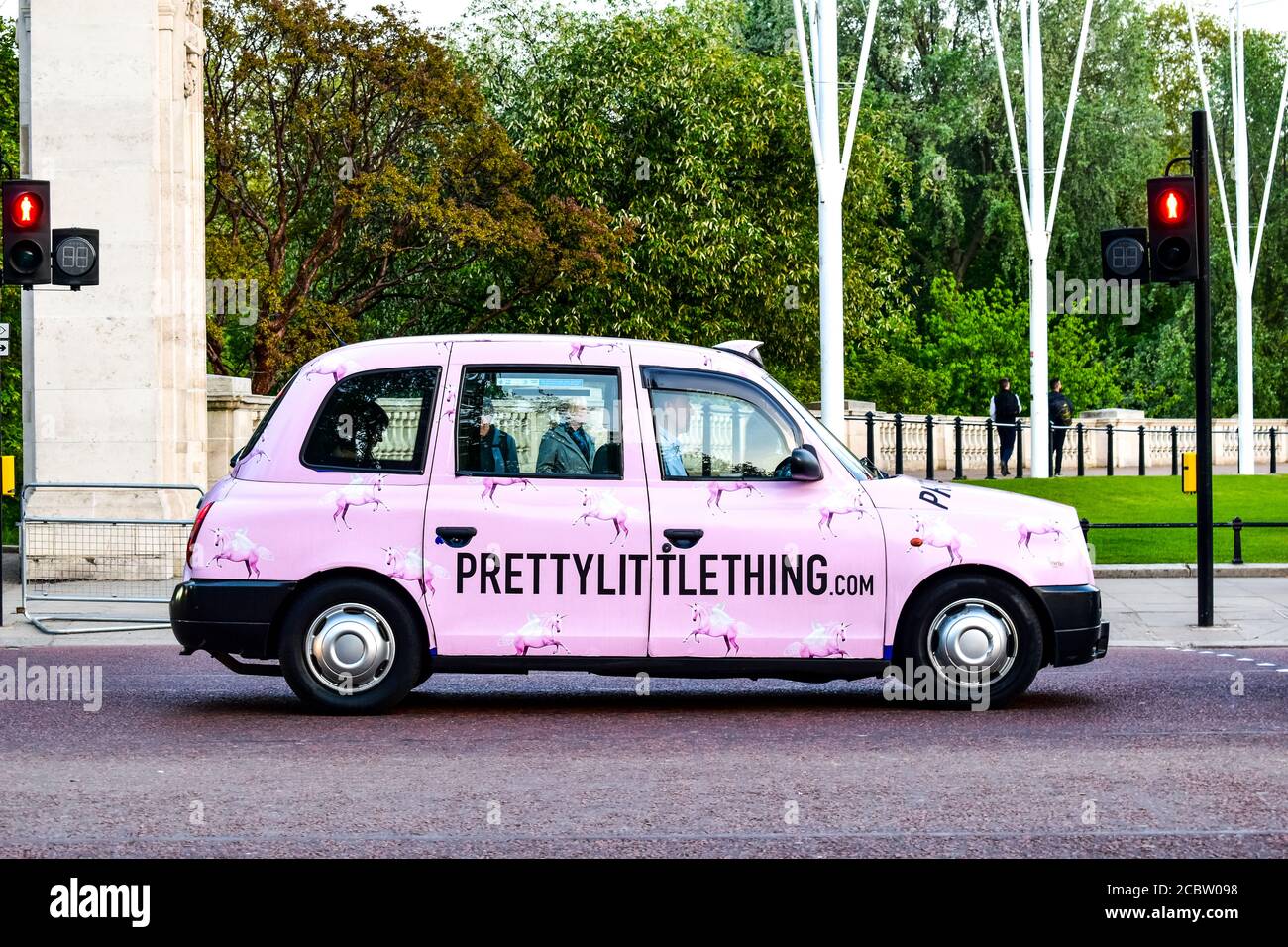 Ein rosafarbenes Taxi in London Stockfoto