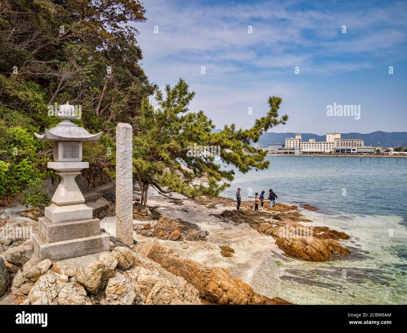 27. März 2019: Gamagori, Japan - das Ufer der Insel Takeshima, vor Gamagori. Stockfoto