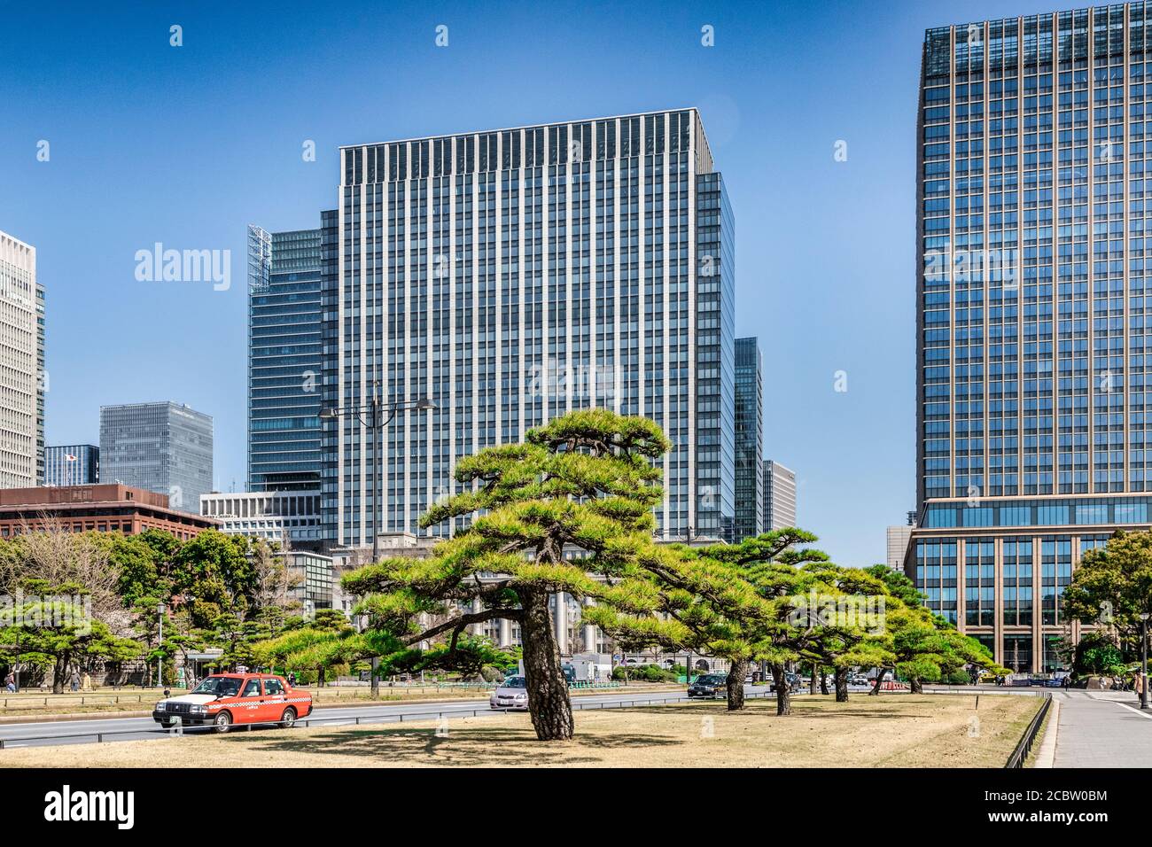 3. April 2019: Tokyo, Japan - hohes Bürogebäude in Tokio CBD, aus dem Ansatz zu Kokyo Gaien National Garten auf Kajibashi Dori gesehen. Stockfoto