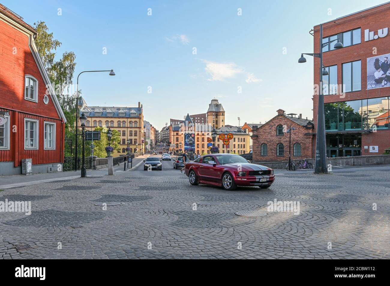 Autos fahren am Gossip-Platz, einem historischen Platz in Norrköping, Schweden. Stockfoto