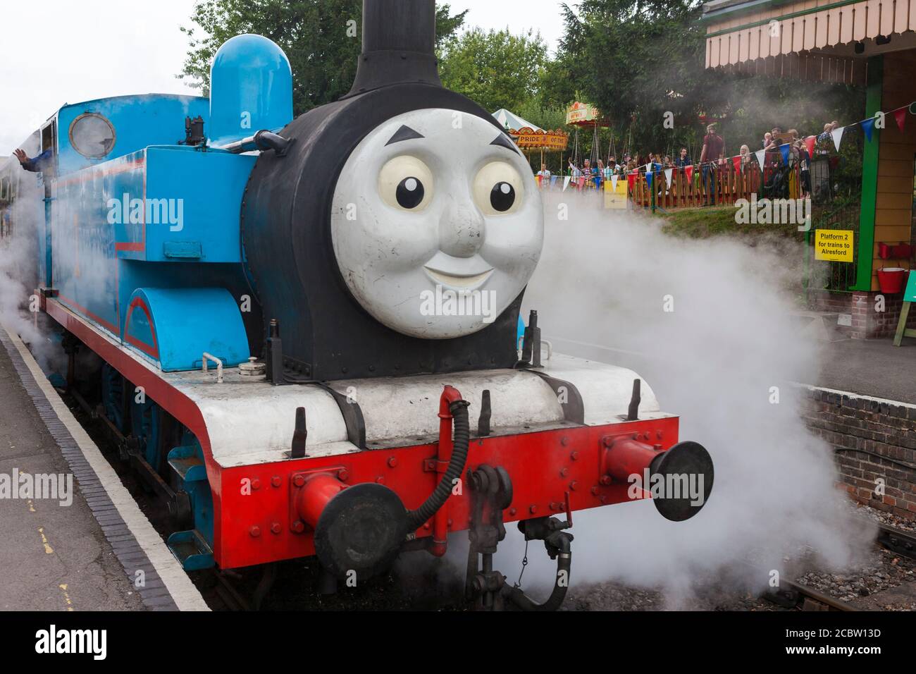 'Thomas the Tank Engine' zieht einen Kinder-Ausflugzug aus Bahnhof von Ropley auf der Mid-Hants Railway (Watercress Line) Während eines „Day Out Wit Stockfoto