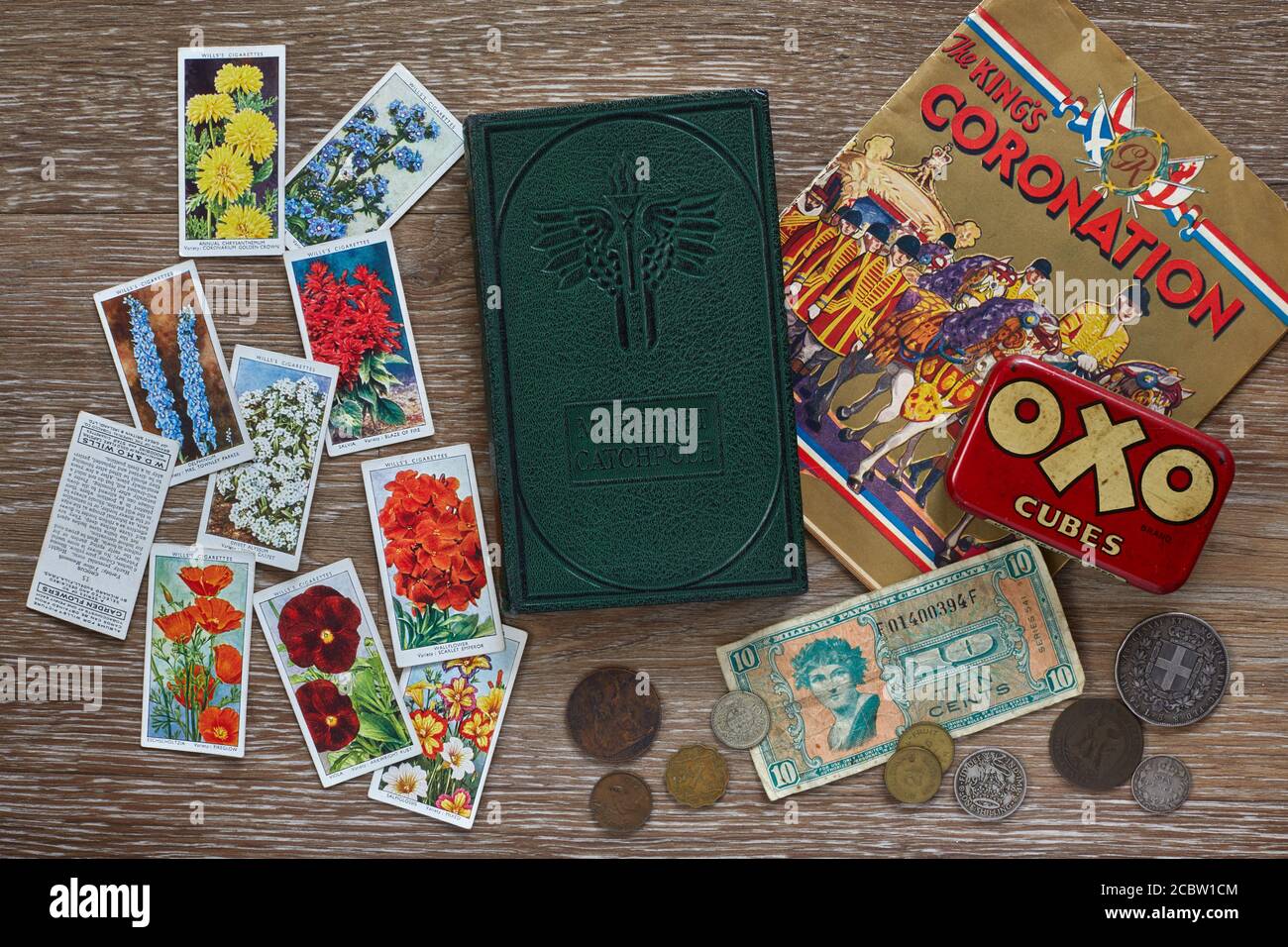 Garden Flowers Zigarettenkarten von Wills mit einer OXO Cubes Dose und Geld aus dem Jahr 1939. Stockfoto