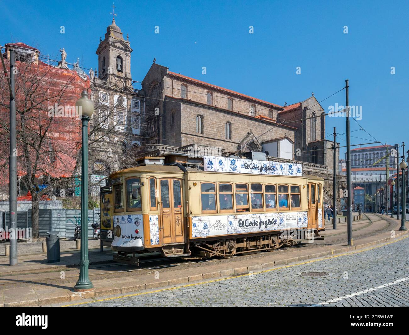 10. März 2020: Porto, Portugal - Vintage-Straßenbahn an der Endstation Infante, vor der Kirche des heiligen Franziskus in Porto. Stockfoto