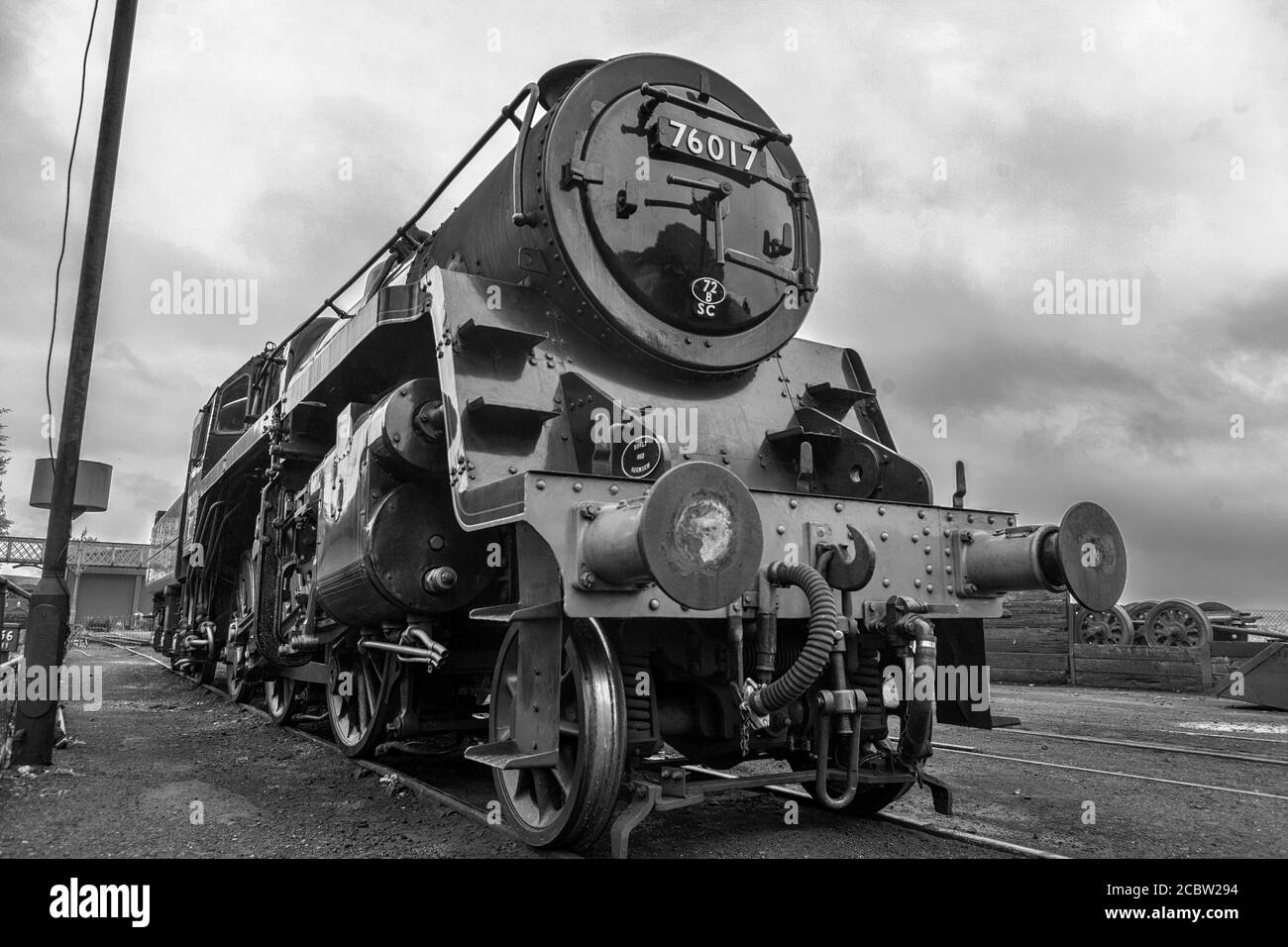 76017 - British Railways Standard Class 4MT Dampflokomotive auf der Mid-Hants Steam Railway (Watercress Line), Hampshire, England. S/w-Version Stockfoto
