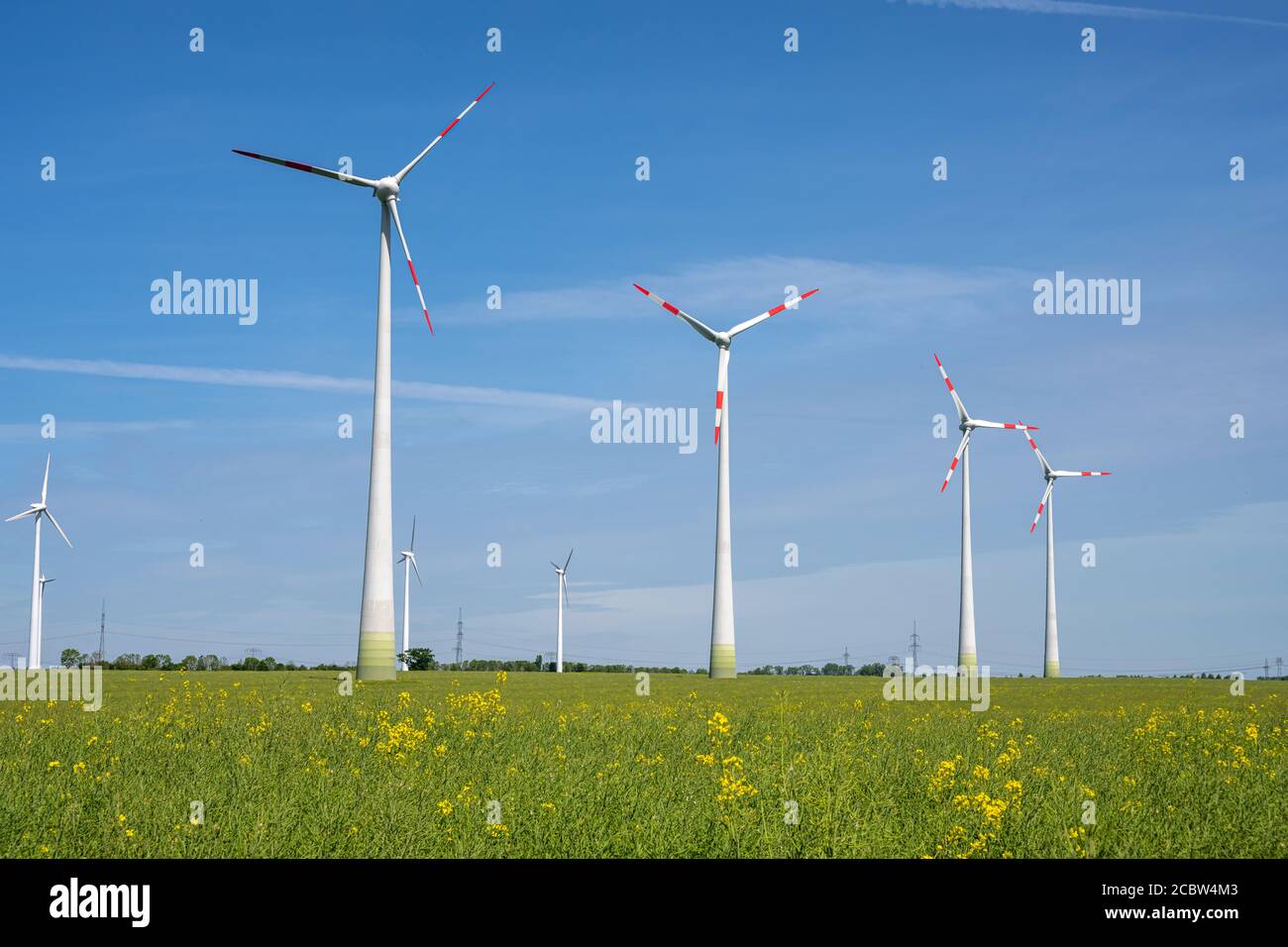 Windkraftanlagen an einem sonnigen Tag in Deutschland gesehen Stockfoto