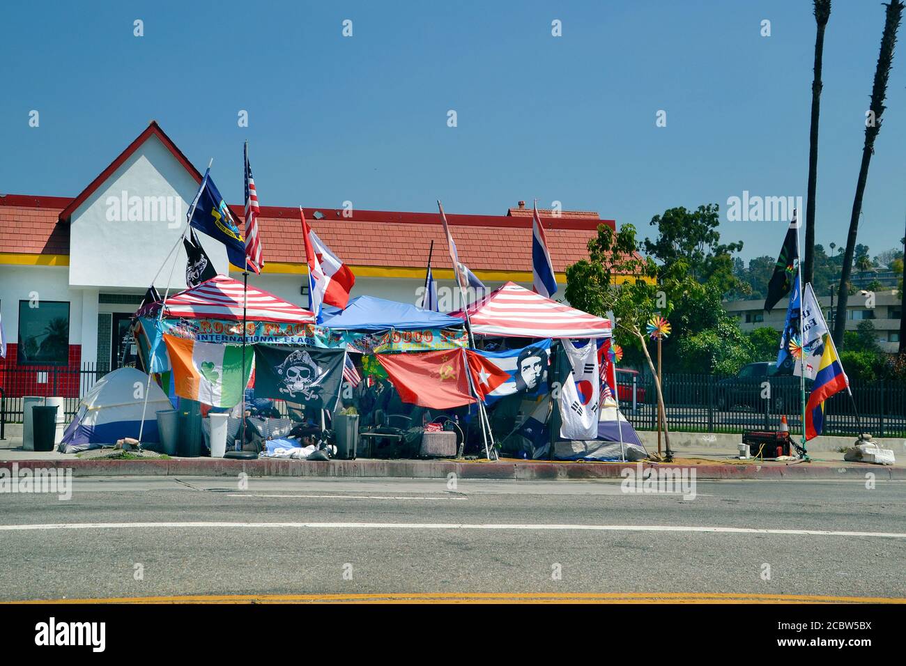 Los Angeles, CA, USA - 14. August 2020: Nicht identifizierte Obdachlose leben in Zelten am Hollywood Blvd und kämpfen gegen soziale Mängel Stockfoto