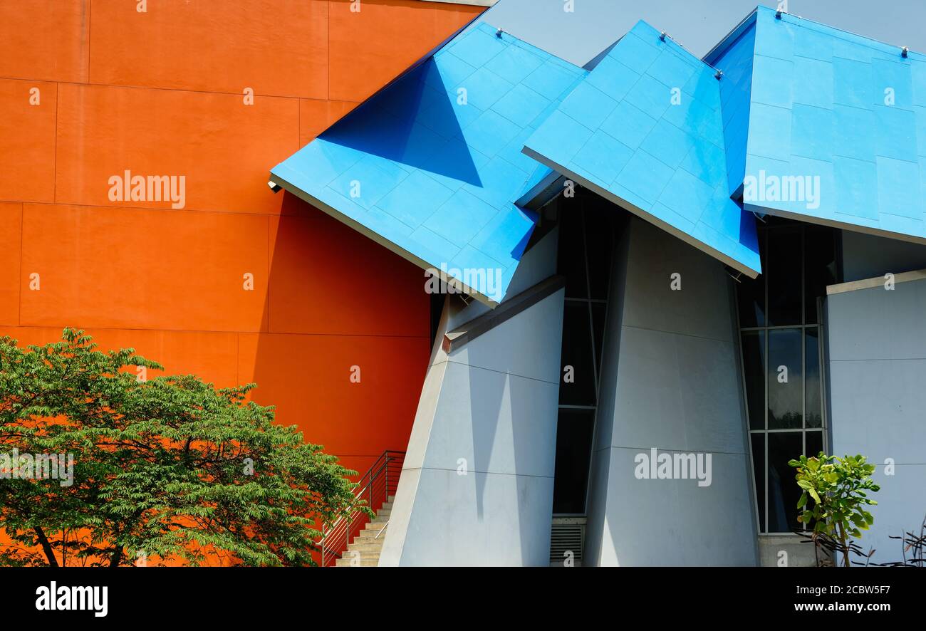 Das Biomuseo, Museum für Bio-Vielfalt, mit bunten Dachabschnitten, Panama City, Panama, Mittelamerika Stockfoto