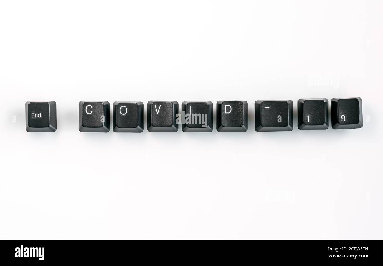 Computer-Tastatur-Tasten Rechtschreibung Ende Covid-19, isoliert auf weißem Hintergrund Stockfoto