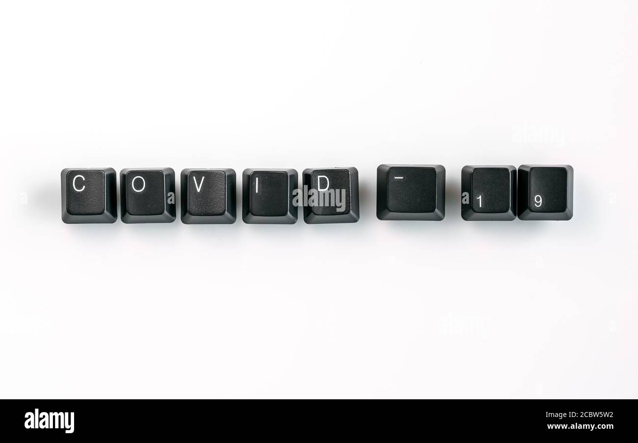 Computer-Tastatur-Tasten Schreibweise Covid-19, isoliert auf weißem Hintergrund Stockfoto
