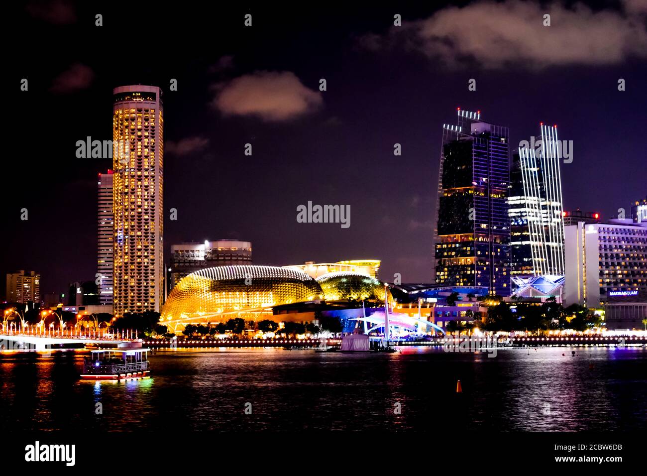 Das Esplanade Theater in der Ferne Stockfoto