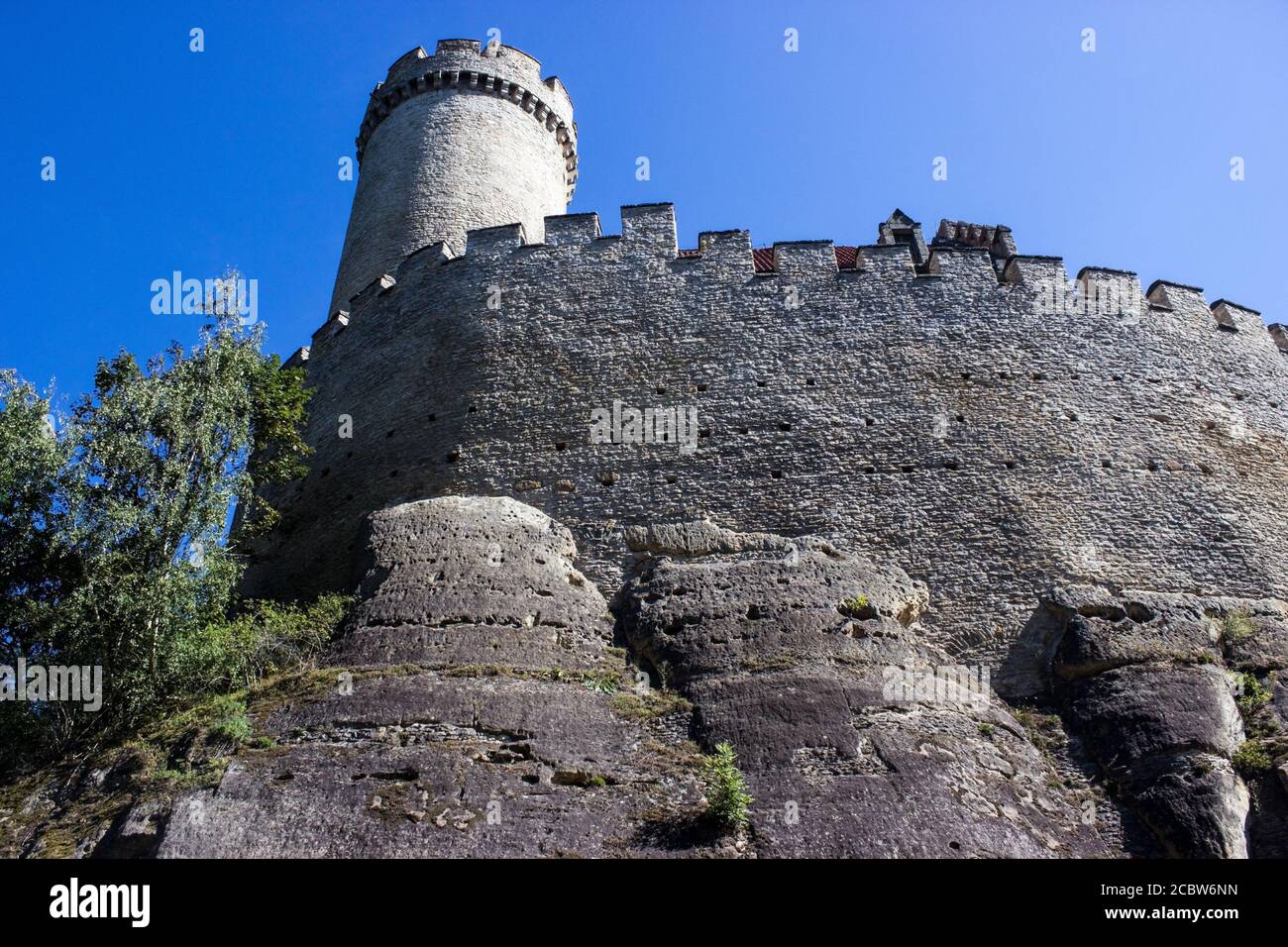 Blick auf den Turm der Burg Kokorin in der Tschechischen Republik Stockfoto