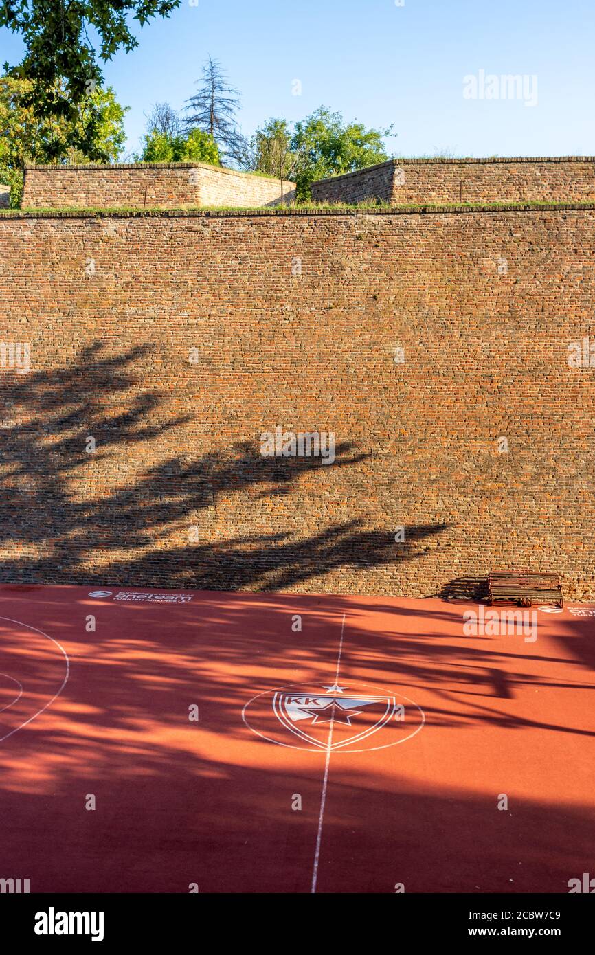 Belgrad / Serbien - 14. August 2020: Basketball Club Red Star Belgrade (Crvena Zvezda) Basketballplatz im Belgrader Festung Kalemegdan Park Stockfoto