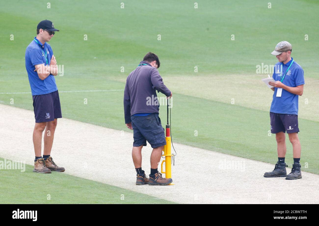 HOVE, Vereinigtes Königreich, AUGUST 15: Roundsman prüft das Wicket während des ersten Tages der Bob Willis Trophy Southern Group zwischen Sussex CCC und Essex CCC Stockfoto