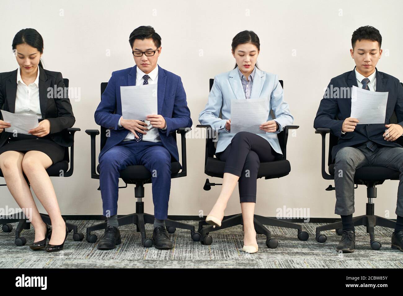 Gruppe der asiatischen Geschäftsleute Männer und Frauen warten in der Schlange für Vorstellungsgespräch Stockfoto