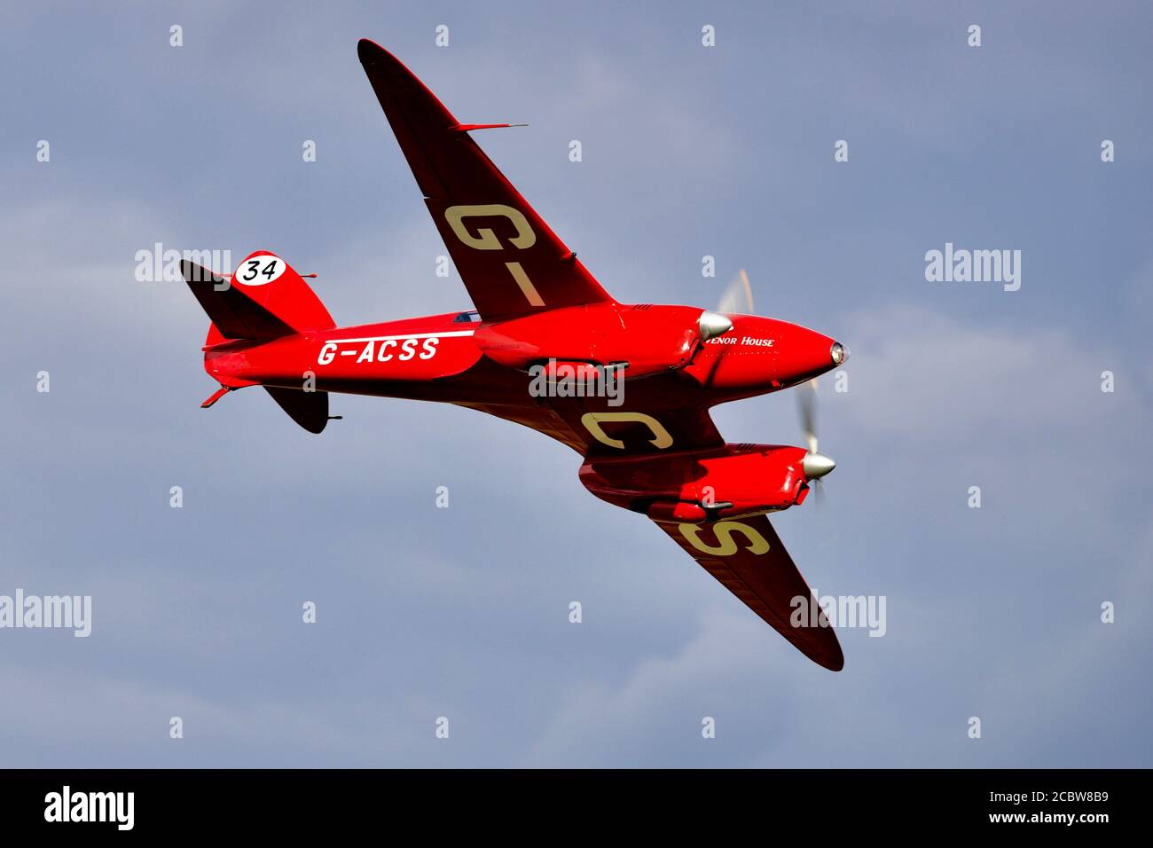 1934 de Havilland DH88 Comet ‘G-ACSS’ in der Luft am Drive-in Airshow bei Shuttleworth am 2. August 2020 Stockfoto