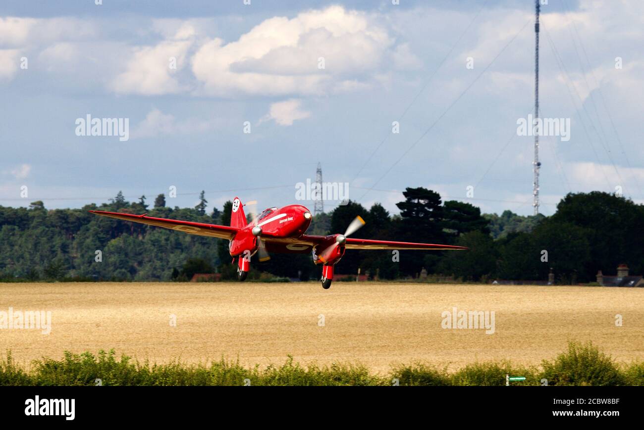 1934 de Havilland DH88 Comet ‘G-ACSS’ in der Luft am Drive-in Airshow bei Shuttleworth am 2. August 2020 Stockfoto