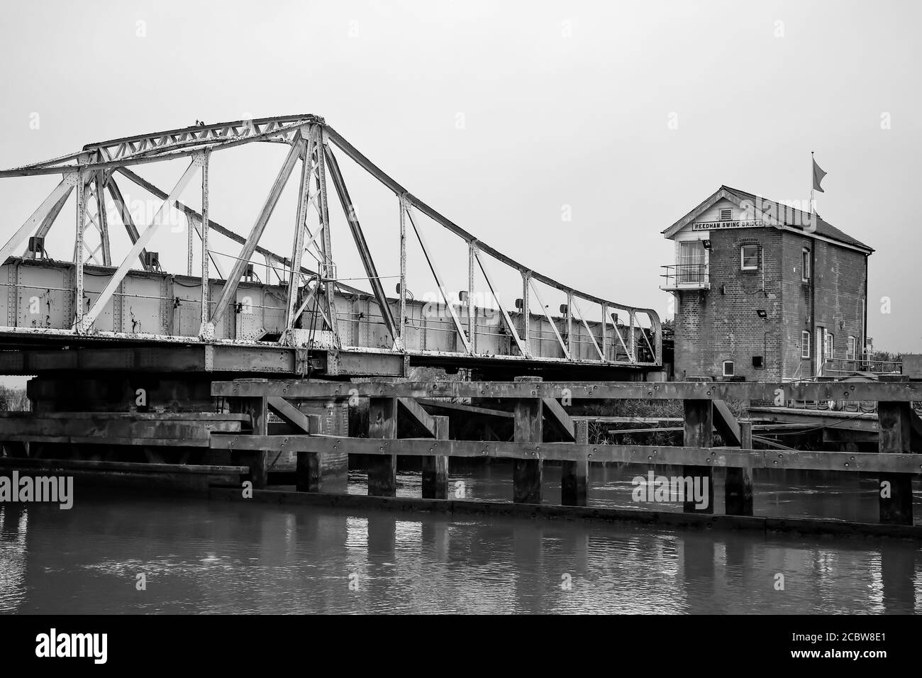 Balck und weißes Bild der viktorianischen Metall-Schwingbrücke über den Fluss Yare im Dorf Reedham im Norfolk Broads National Park gebaut. Stockfoto