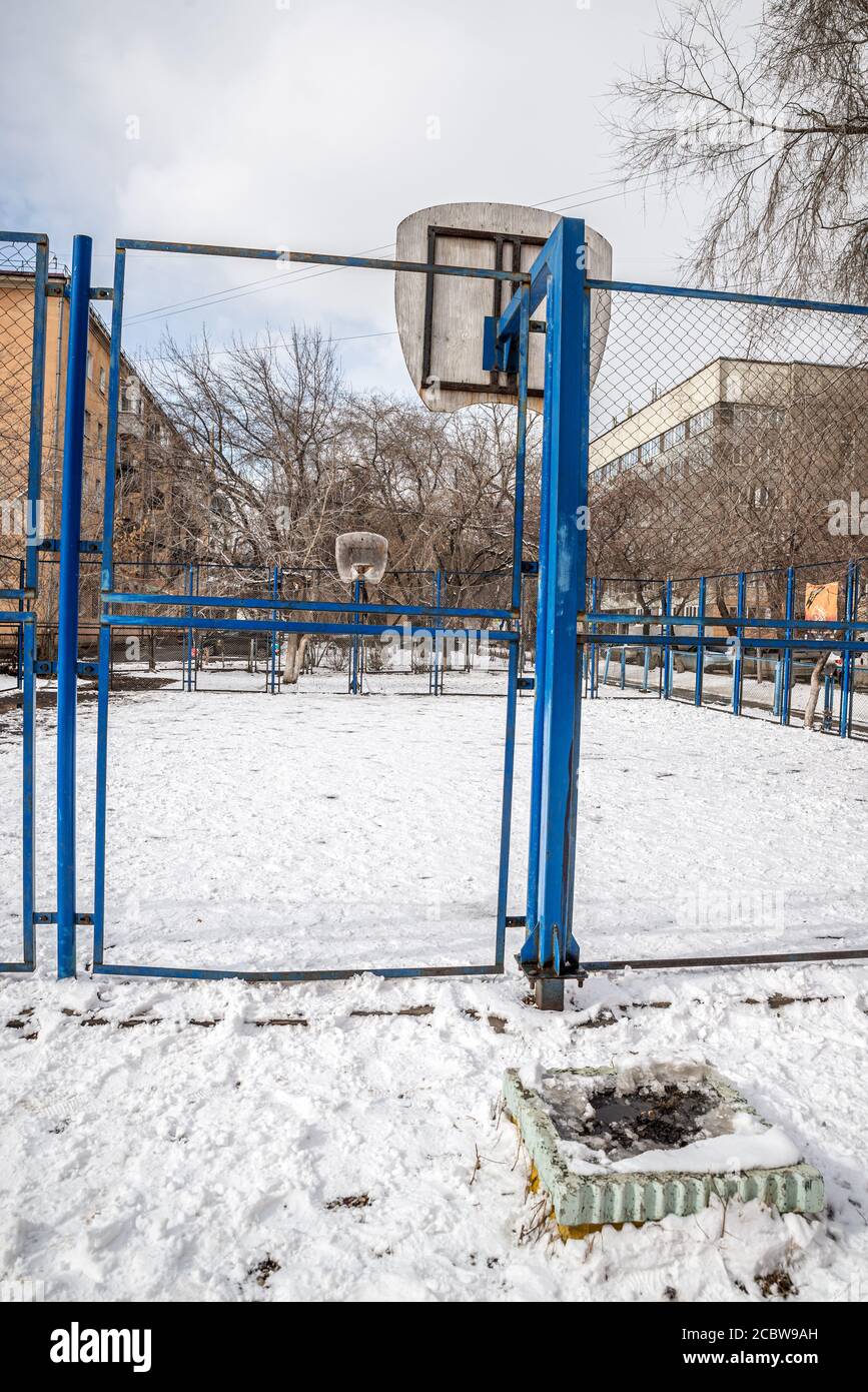 Ein Basketballplatz im Freien bedeckt mit Schnee, Irkutsk, Russland Stockfoto