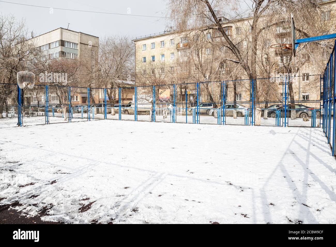 Ein Basketballplatz im Freien bedeckt mit Schnee, Irkutsk, Russland Stockfoto