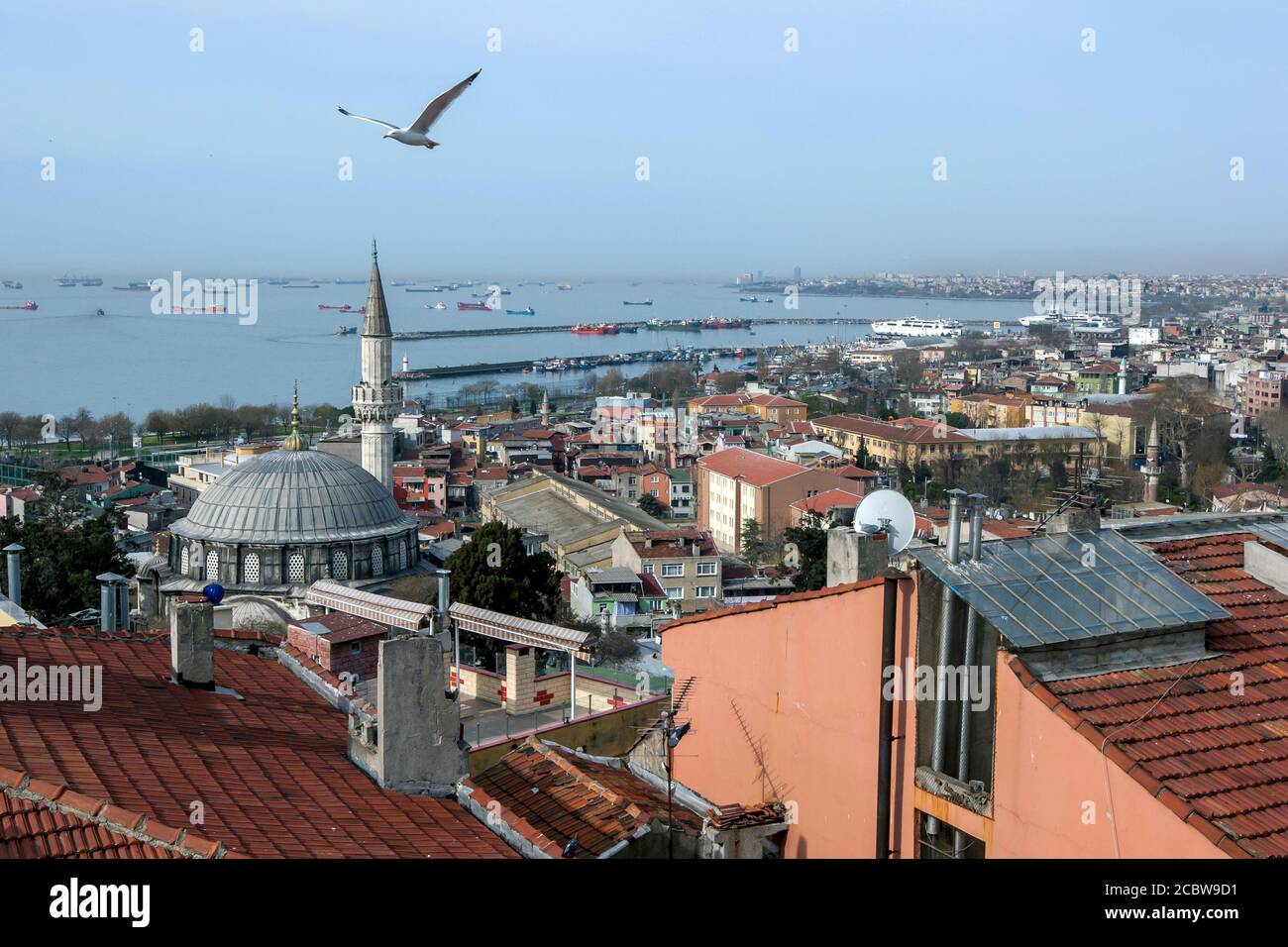 Ein Blick am frühen Morgen von Sirkeci auf den Bosporus (Meer). Im Hintergrund sind Dutzende von Schiffen vor Anker, die in Istanbul andocken. Stockfoto