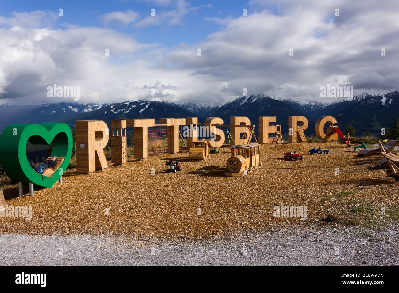 Ökologischer Spielplatz am Gipfel des Rittisbergs in den österreichischen Alpen (Ramsau am Dachstein, Steiermark, Österreich) Stockfoto