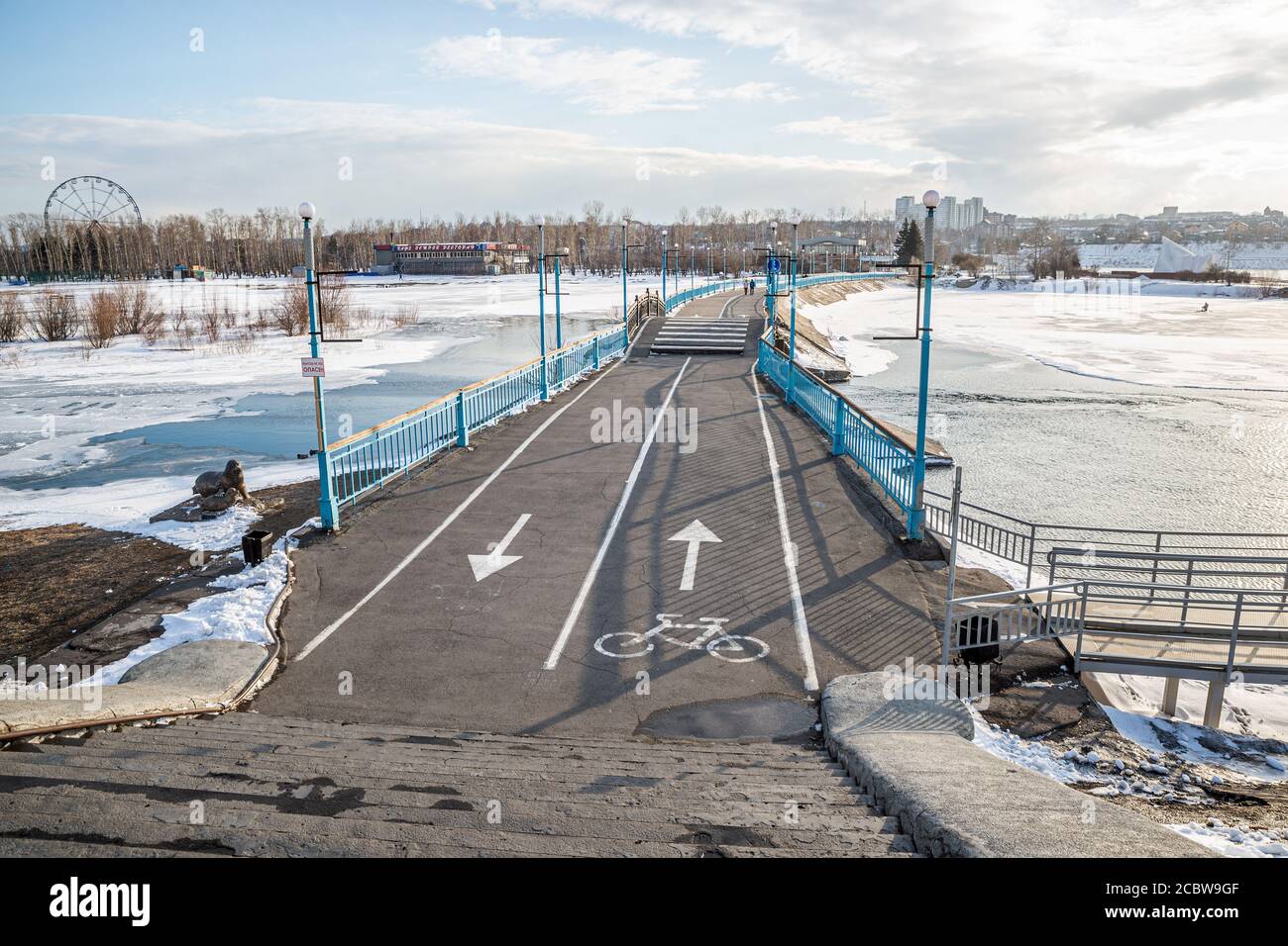 Fußgängerbrücke auf gefrorenen Gewässern des Flusses Irkut, Irkutsk, Russland Stockfoto