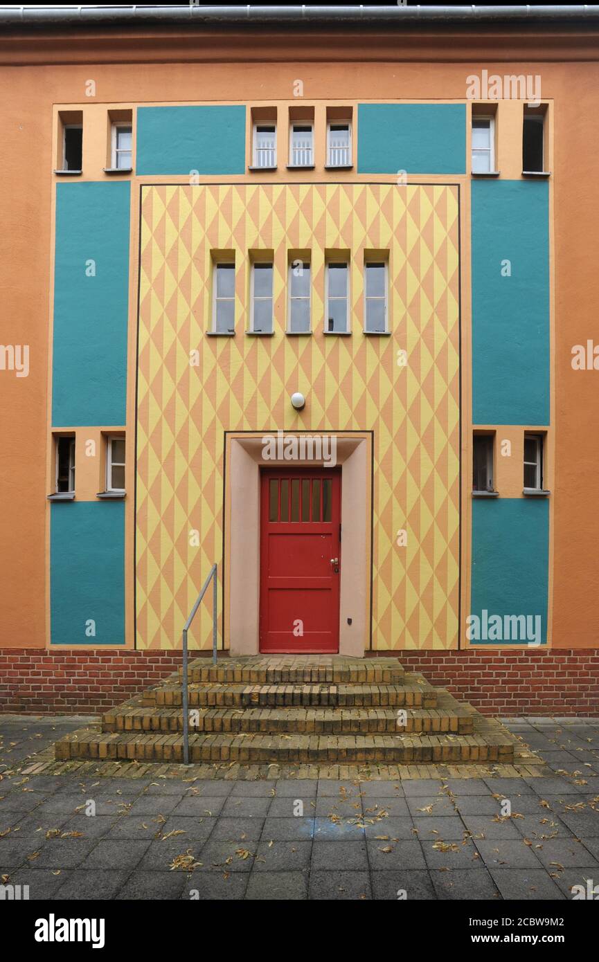 Deutschland, Berlin. Die kunstvoll bemalten Häuser der Gartenstadt Falkenberg von 1912 wurden 2008 zum UNESCO-Weltkulturerbe Stockfoto