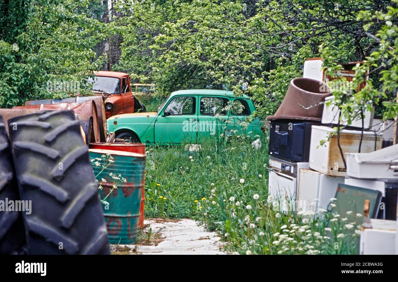 Alter, rostiger, außer Betrieb gegerter Renault 4 auf einem Schrottplatz in schweden Stockfoto