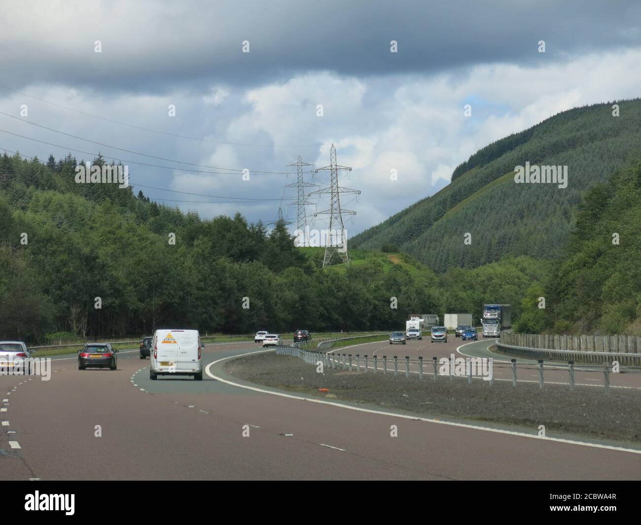 Ein Abschnitt der M6 in Nordengland, der sich durch die attraktive Landschaft schlengt und sowohl die nordwärts- als auch die südwärts fahrenden Wagen zeigt. Stockfoto