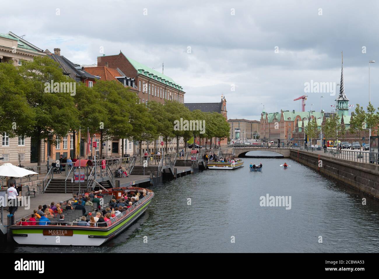 Blick auf einen Fluss und einige der berühmtesten Kopenhagener Touristenattraktionen Stockfoto