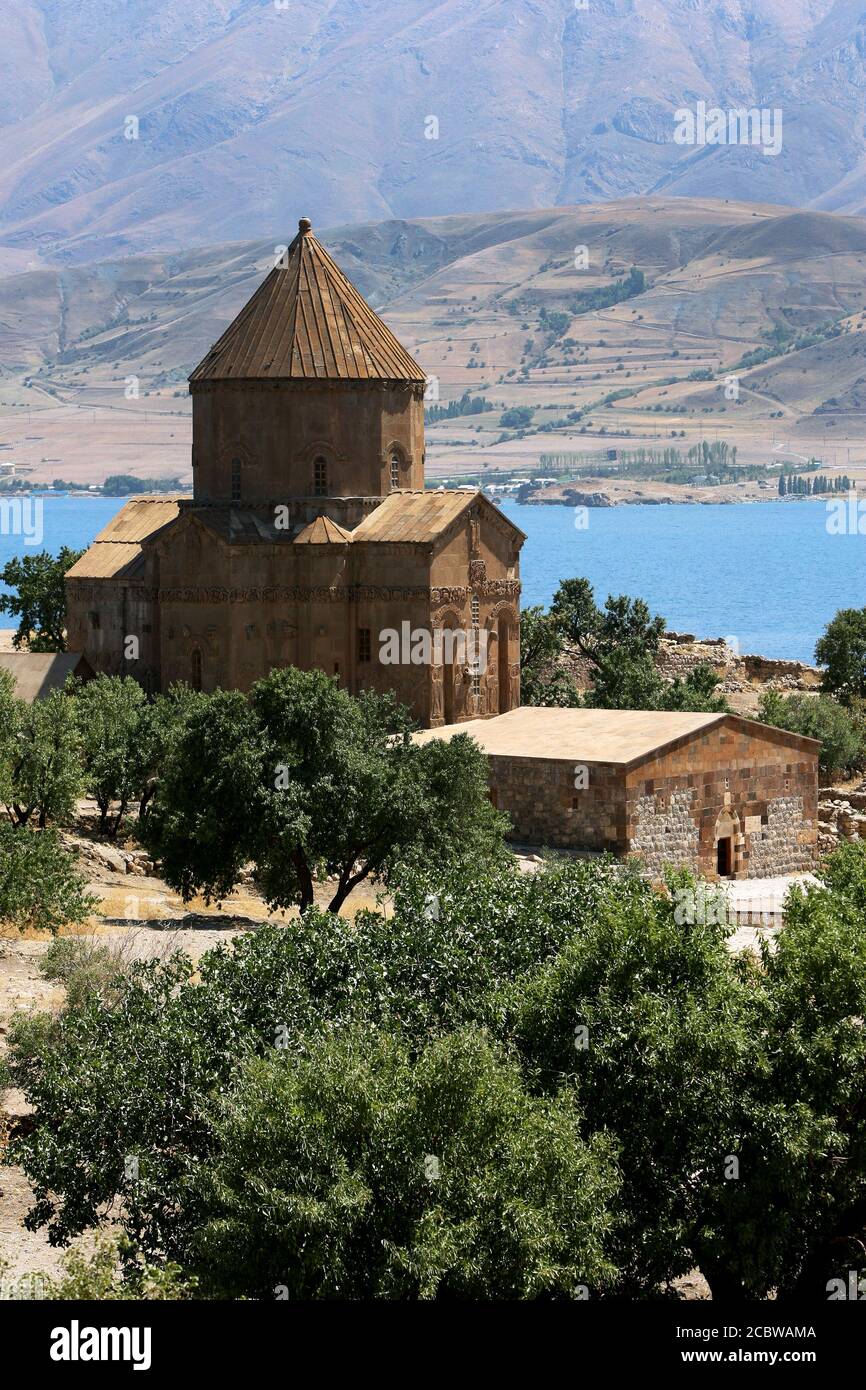 VAN, TÜRKEI - 26. AUGUST 2009 : die Akdamar Killisesi (Kirche des Heiligen Kreuzes) auf der Insel Akdamar am Van-See in der Osttürkei. Die Kirche wurde gebaut Stockfoto