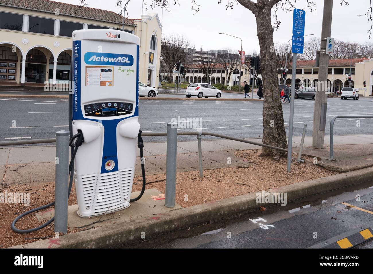 Eine Elektrofahrzeug-Elektroauto-Ladestation in einem öffentlichen Parkplatz im Freien in Canberra, ACT, Australien Stockfoto