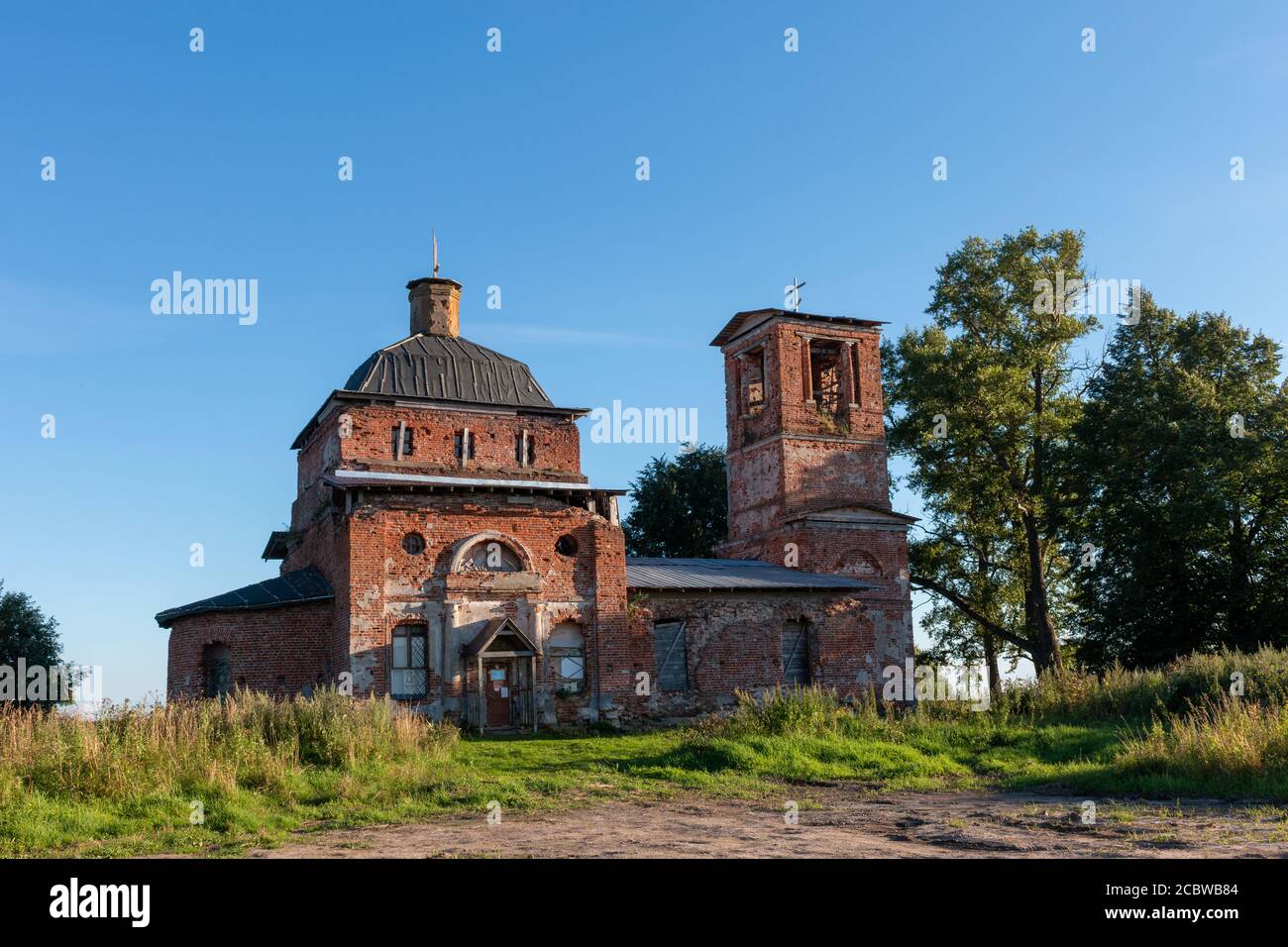 Kirche der Geburt der seligen Jungfrau Maria im Kasanovo Trakt. Kirche in Ruinen, im Wiederaufbau Stockfoto