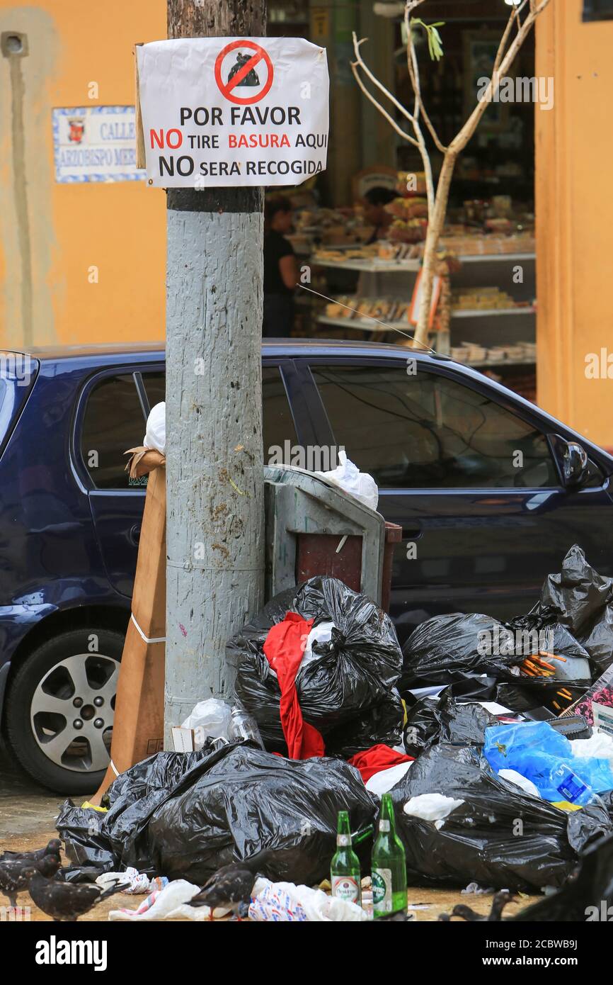 Müllhaufen auf einer Straße, unter einem Schild, das ihn verbietet, in der Altstadt von Santo Domingo, Dominikanische Republik. Stockfoto