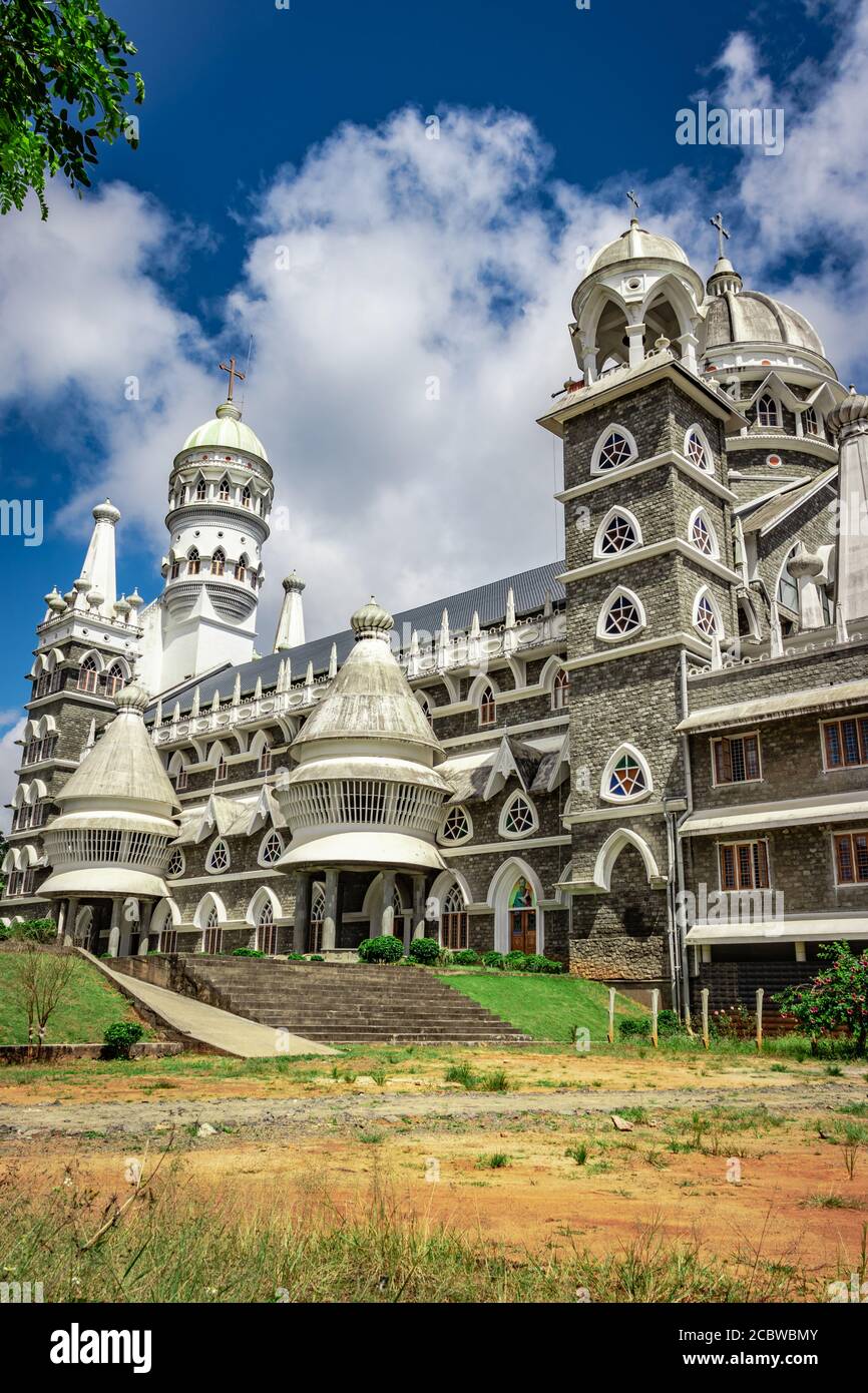 kirche antike Steinziegel in einzigartigen schwarz-weißen Farbe mit hellblauen Himmel Bild gemacht wird bei wayanad indien genommen. Stockfoto