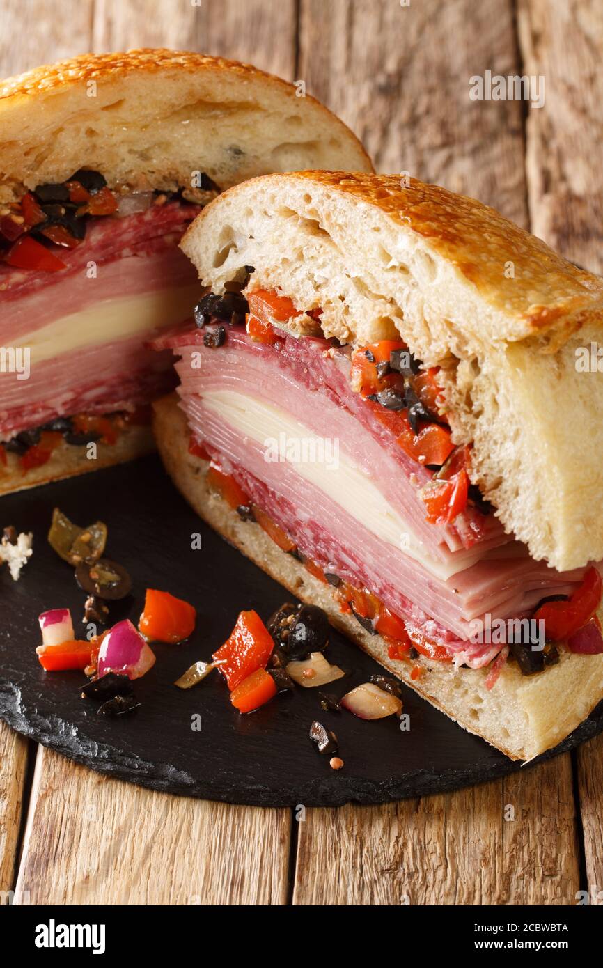 Muffaletta Sandwich ist ein köstliches New Orleans Sandwich gefüllt mit Olivensalat, Käse, und eine Vielzahl von Fleisch alle auf einem Laib von italienischem Brot close-U Stockfoto