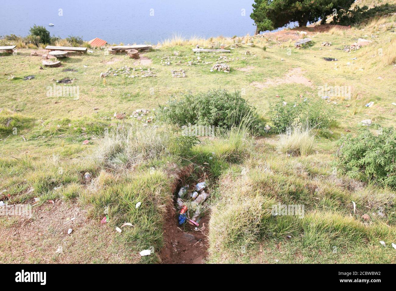 Müll auf dem Weg zum Calvario Kalvarienberg angesammelt), einem religiösen Ort und Aussichtspunkt der Stadt Copacabana und Titicaca-See, in Bolivien. Stockfoto