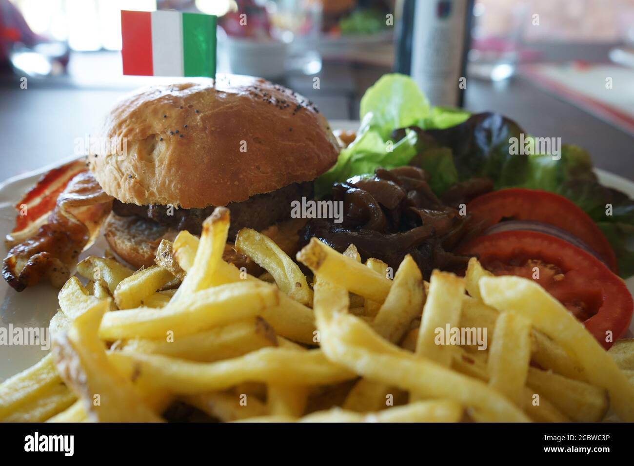 Ein 300 gr chianina Hamburger mit Tomaten und pommes frites - La Fratta Farm - Bettolle - Sinalunga, Siena, Toskana, Italien Stockfoto