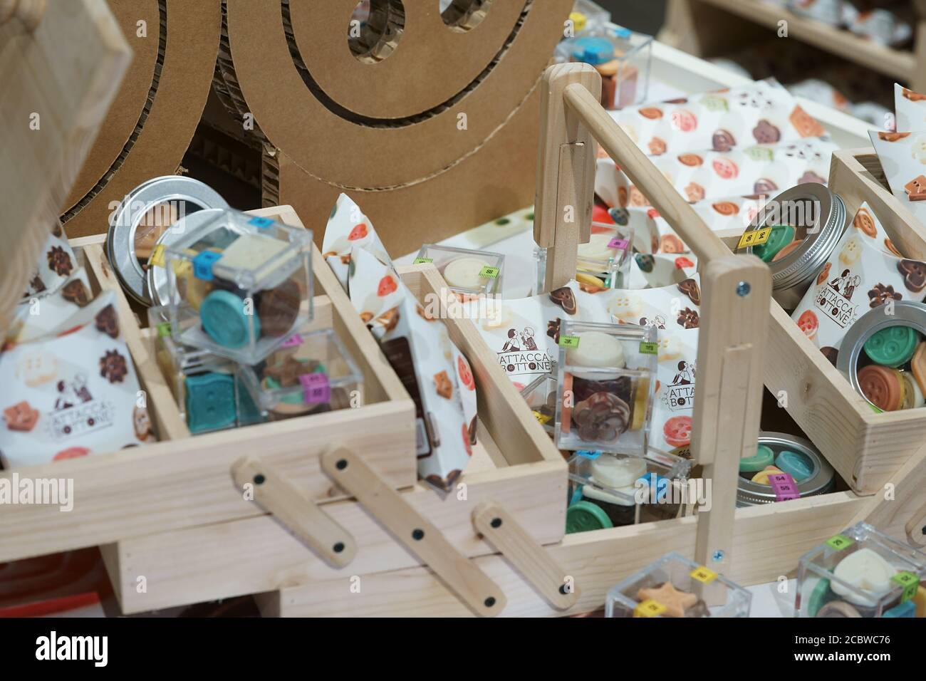 Perugia, Italien. august 2020. Perugia. Kreationen im schönen Perugina Shop Eurochocolate. Schokoladenknopf-Optik Stockfoto