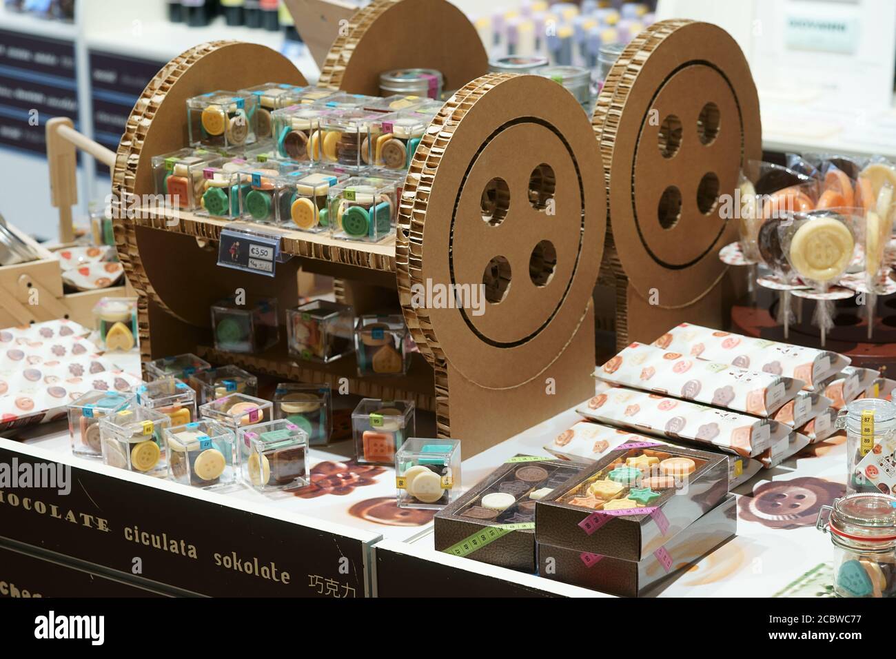 Perugia, Italien. august 2020. Perugia. Kreationen im schönen Perugina Shop Eurochocolate. Schokoladenknopf-Optik Stockfoto