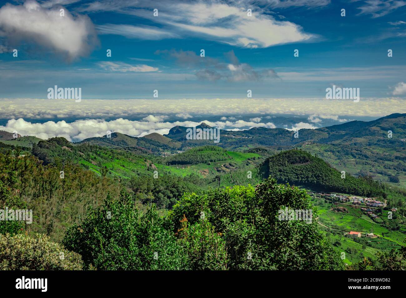 Gebirge mit Wolkenschichten und grünen Wald Bild ist in südindien aufgenommen. Es zeigt die schöne Landschaft von südindien. Stockfoto