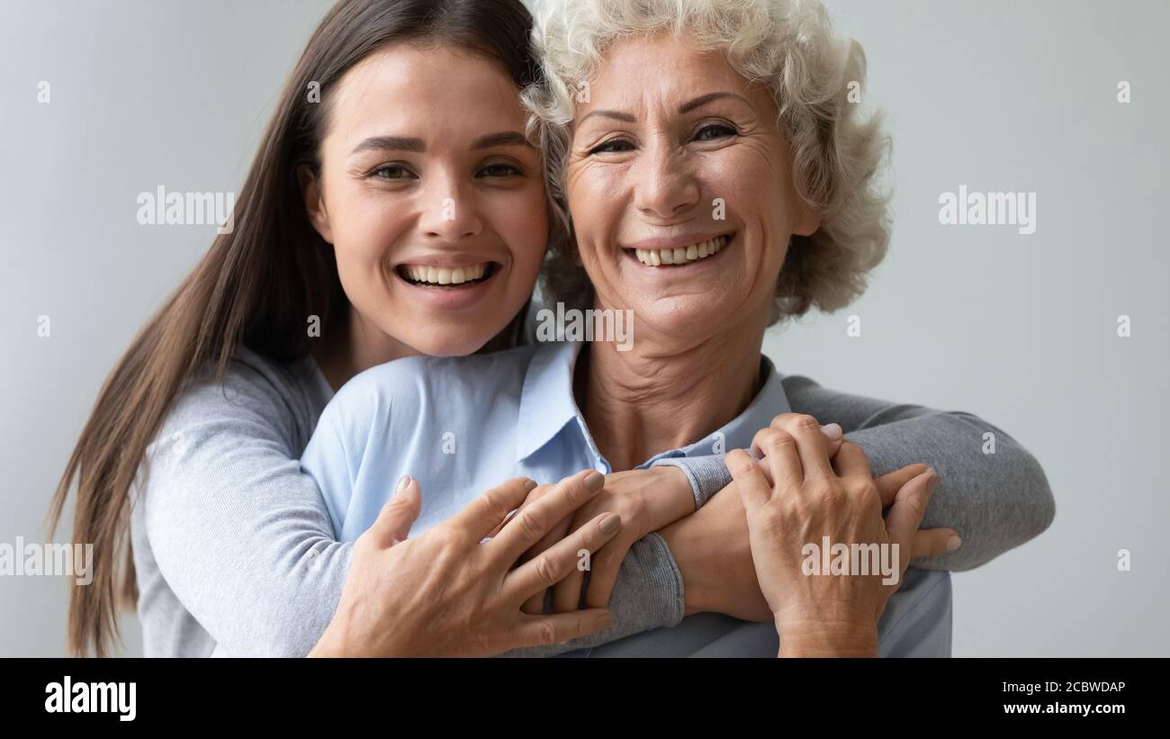 Porträt einer positiven glücklichen multigenerationalen weiblichen Bindungsfamilie. Stockfoto