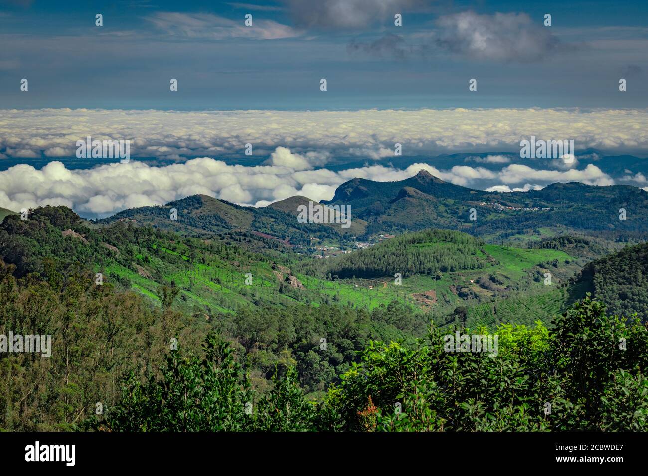 Gebirge mit Wolkenschichten und grünen Wald Bild ist in südindien aufgenommen. Es zeigt die schöne Landschaft von südindien. Stockfoto