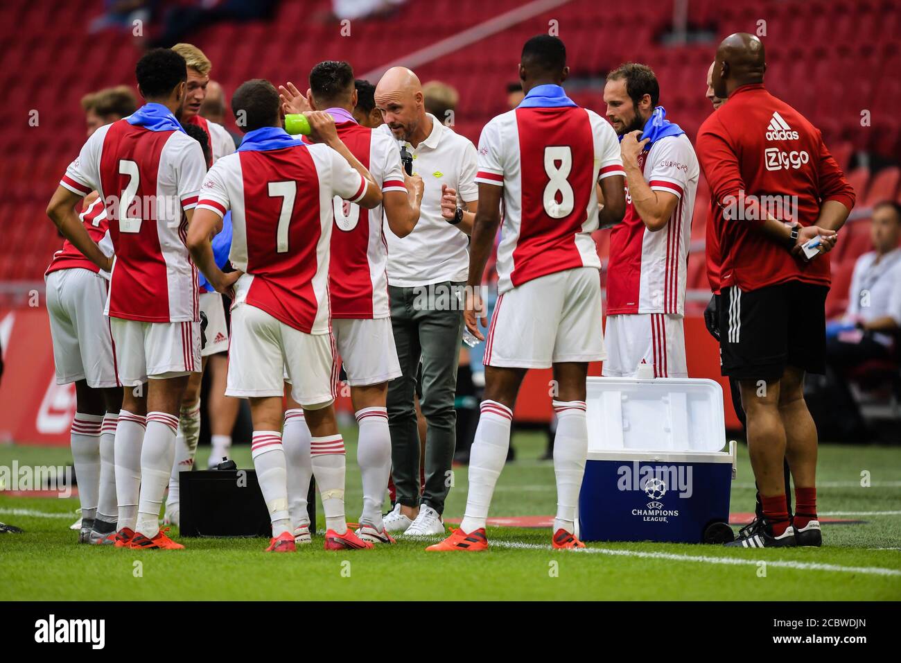 AMSTERDAM, NIEDERLANDE - 8. AUGUST: Trainer Erik ten Hag von Ajax gibt Anweisungen während einer Trinkpause während des Vorsaison-Spiels Ajax gegen RKC Waalwijk am 8. August 2020 in Amsterdam, Niederlande. *** Ortsüberschrift *** Erik ten Hag Stockfoto