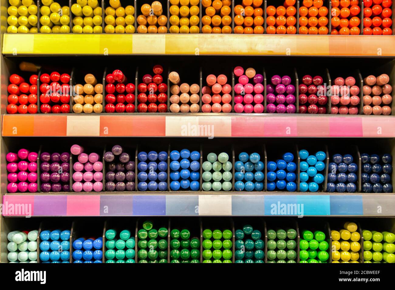 Farbpalette - mehrfarbige Marker auf der Ladenfläche für Designer und Künstler. Vorbereitung auf die Schule. Werkzeuge für Kreativität. Stockfoto